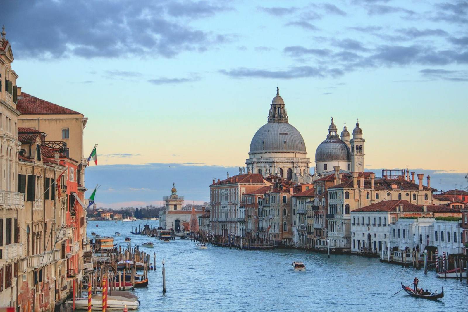 Blick über den Canal Grande in Venedig im Abendlicht